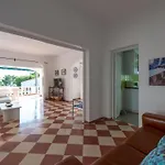 Moderne- Frische Familienvilla Allondra By Interhome