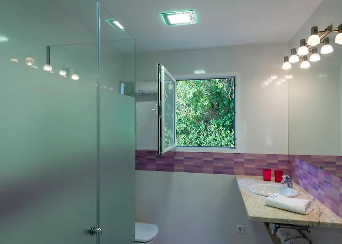 Moderne- Frische Familienvilla Allondra By Interhome