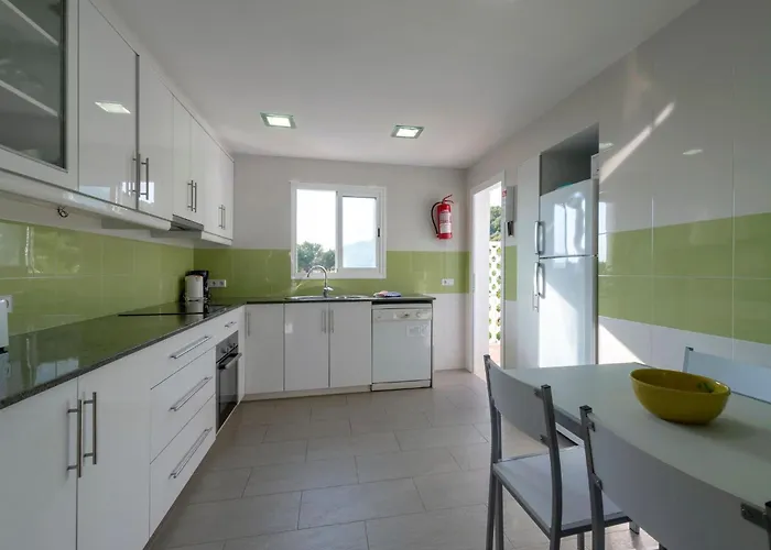 בית נופש Moderne- Frische Familienvilla Allondra By Interhome